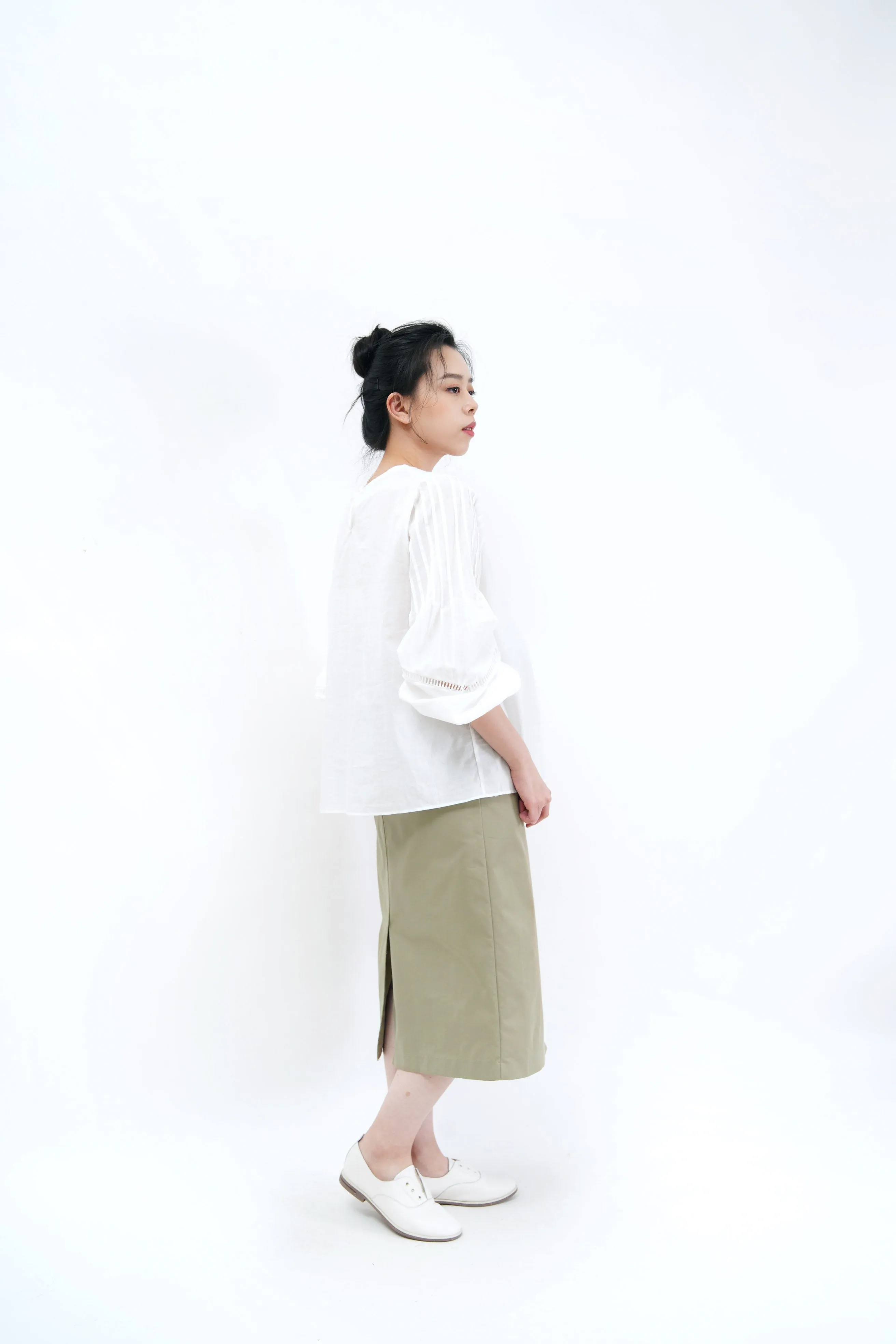 White detail shirt blouse w/ floral embro.